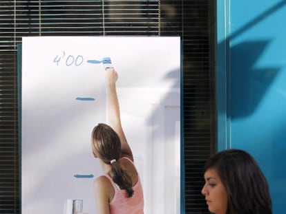 Una mujer pasa frente al anuncio de un depósito bancario, en 2019.