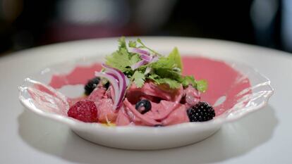 Ceviche de corvina con leche de tigre y frutos rojos.