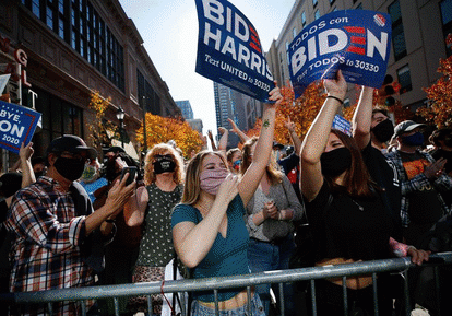 Los partidarios del presidente electo Joe Biden celebran su victoria en las elecciones presidenciales de 2020 frente al Chase Center en Wilmington, Delaware, el 7 de noviembre de 2020.