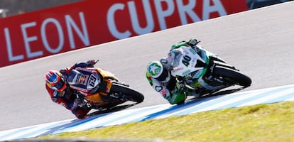 Con el dorsal 40, el piloto espa&ntilde;ol de Superbikes Rom&aacute;n Ramos, perseguido por el estadounidense Nicky Hayden.