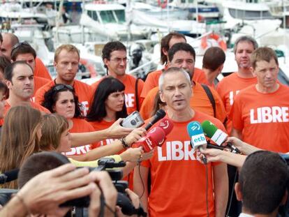 El dirigente 'abertzale' Joseba Permach, en el centro, junto a otros procesados en los sumarios de las 'herriko tabernas', hace unas declaraciones antes de una protesta en 2013 en Lekeitio (Vizcaya) contra estos juicios.