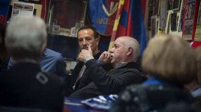 Txema Corbella (en el centro), utilero del FC Barcelona durante tres décadas, charla con los asistentes al taller.