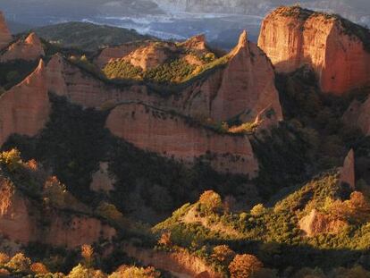 Pin&aacute;culos de arcilla, arenisca y cantos rodados en Las M&eacute;dulas, en la comarca del Bierzo (Le&oacute;n). 