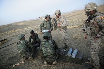 COP Ricketts de Moqur realizando practicas de tiro de artilleria junto con el ANA (Nuevo Ej&eacute;rcito Afgano) en las proximidades de Morqur.