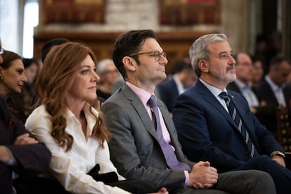 Desde la izquierda, la vicepresidenta y directora financiera de PRISA, Pilar Gil, el presidente del Grupo PRISA, Joseph Oughourlian, y el alcalde de Barcelona, Jaume Collboni, durante la gala celebrada este martes en Barcelona.