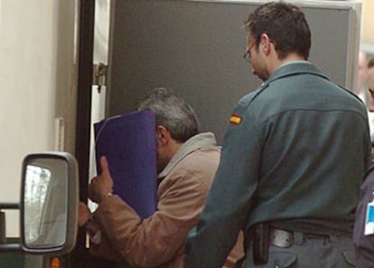Uno de los supuestos miembros de Al Qaeda detenidos en 2001, ayer, tras declarar ante Garzón.