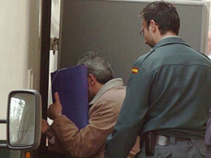 Uno de los supuestos miembros de Al Qaeda detenidos en 2001, ayer, tras declarar ante Garzón.