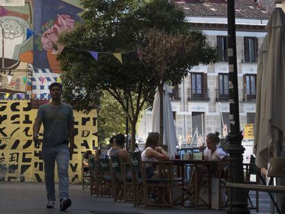 Terrazas en la calle Embajadores, junto al Teatro Pavón-Kamikaze.