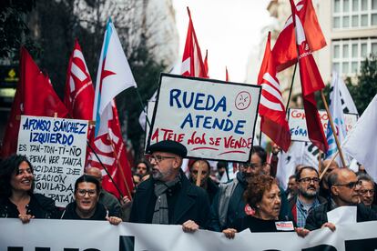 Manifestación en defensa de la radio y la televisión públicas gallegas en las calles de Santiago.