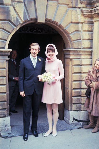 Audrey Hepburn con el vestido rosa de Givenchy que lució en su enlace con Andrea Dotti en 1969.