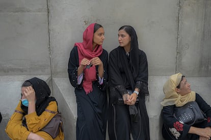 Cuatro mujeres esperan frente a la oficina de un banco, el lunes en Kabul.