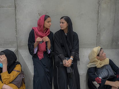 Cuatro mujeres esperan frente a la oficina de un banco, el lunes en Kabul.