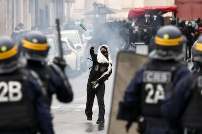 Una manifestante lanza una botella a la policía francesa en Nantes, este miércoles.