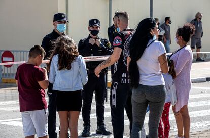 Un grupo de personas que quería acceder al cementerio de Torrent se ha encontrado con el cordón policial. 