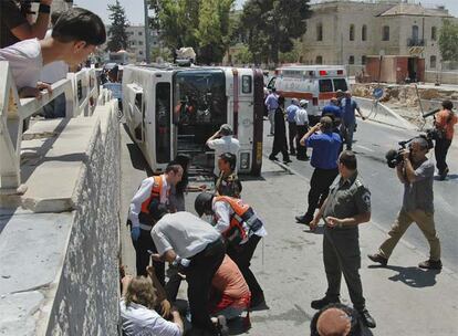 La policía tuvo que abatir al conductor palestino con disparos. Sólo más producirse el suceso, las autoridades israelíes declararon el estado de emergencia en Jerusalén.