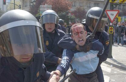 Zaragoza, 26/03/2003. Disturbios durante la concentración de estudiantes frente al Paraninfo.