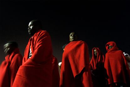 Inmigrantes subsaharianos en el puerto de Motril (Granada) en agosto de 2009, después de ser rescatados por un guardacostas cuando trataban de alcanzar la costa a bordo de una patera.