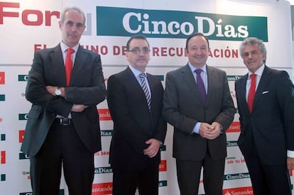 De izquierda a derecha: Luis Sentís, director general territorial del grupo Santander en La Rioja, Jorge Rivera, director de Cinco Días, Pedro Sanz, presidente de La Rioja y Enrique García Candelas, director general de banco comercial del grupo Santander.