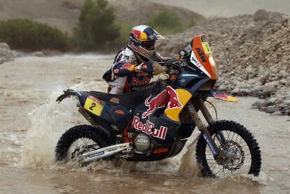 El francés Cyril Despres empuja su motocicleta en la undécima etapa del Dakar.