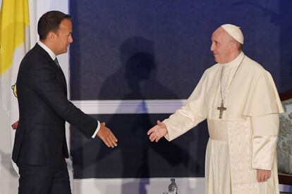 El primer ministro irlandés Leo Varadkar saluda al Papa Francisco en el hall del Castillo de Dublín, el 25 de agosto de 2018. 