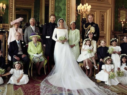 Foto oficial da família real britânica, depois do casamento de Harry e Meghan Markle.