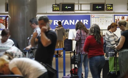 Pasajeros de Ryanair ante los puestos de facturaci&oacute;n del aeropuerto madrile&ntilde;o de Barajas