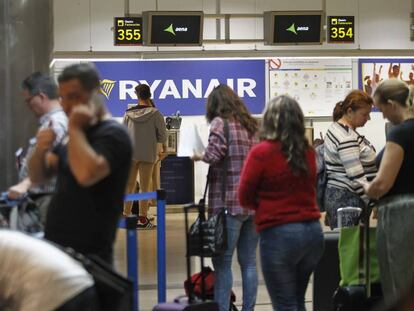 Pasajeros de Ryanair ante los puestos de facturaci&oacute;n del aeropuerto madrile&ntilde;o de Barajas