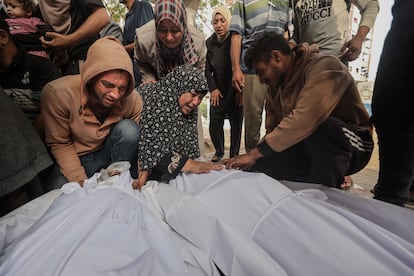 Varios palestinos lloran junto a los cuerpos de fallecidos por ataques israelíes en Beit Lahia, este viernes. 