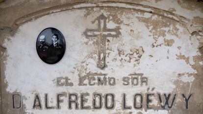 Detalle de la lápida de Alfredo Loewy y Porgés, tío de Franz Kafka, en el que se puede ver una foto de los dos. El nicho está en el patio de la Concepción de la sacramental de Santa María, en Madrid.