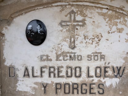 Detalle de la lápida de Alfredo Loewy y Porgés, tío de Franz Kafka, en el que se puede ver una foto de los dos. El nicho está en el patio de la Concepción de la sacramental de Santa María, en Madrid.