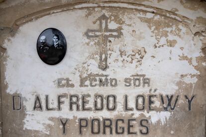 Detalle de la lápida de Alfredo Loewy y Porgés, tío de Franz Kafka, en el que se puede ver una foto de los dos. El nicho está en el patio de la Concepción de la sacramental de Santa María, en Madrid.