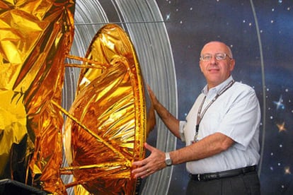 Claudio Sollazzo muestra una maqueta de <i>Huygens</i> adosada a <i>Cassini</i> en el laboratorio JPL en 2004.