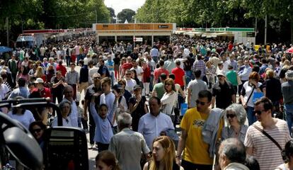 Muchas personas se han acercado hoy al parque del Retiro para curiosear, ver a sus escritores favoritos y conseguir que les firmen ejemplares en la 73 edición de la Feria del Libro de Madrid.