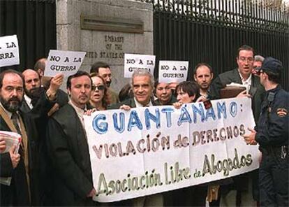 Letrados protestan ante la Embajada de EE UU por la violación de derechos humanos.