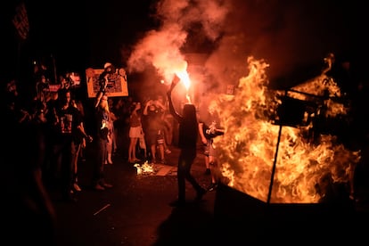 Manifestantes protestan en contra del gobierno de Benjamin Netanyahu, en Tel Aviv, Israel, en junio de 2024.