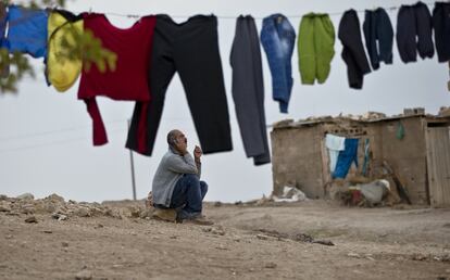Un refugiado kurdo sirio de Kobane en el pueblo de Alanyurt, en el lado turco de la frontera con Siria.