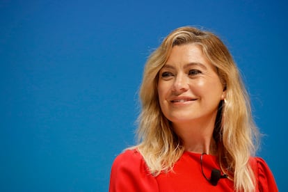 Ellen Pompeo. La protagonista de Anatomía de Grey reveló en 2014 que su segundo hijo, Chris, había nacido mediante gestación subrogada. Dos meses después del nacimiento del niño, Pompeo anunció la llegada del bebé y aseguró que la madre gestante permanecería en el anonimato.