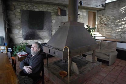 O pintor pontevedrés Leopoldo Nóvoa na súa casa de Armenteira.