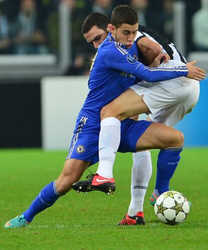 Hazard, del Chelsea, pelea un balón con el jugador del Juventus Bonucci.