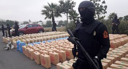 Fotografía facilitada por Marruecos de diez toneladas de hachís que la policía confiscó al sur de Rabat.