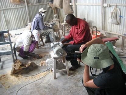 Un turista hace fotos durante una visita a una cooperativa de producción de joyas a partir de huesos.