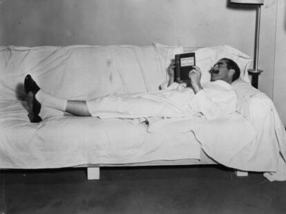 Groucho Marx, leyendo un libro, durante un descanso en el rodaje de la película 'Sopa de ganso', en 1933