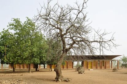 Nadie en Gando (Burkina Faso), el pueblo del arquitecto Diébédo Francis Kéré, tenía estudios superiores. Él pudo estudiar por ser el primogénito del jefe. Por eso cuando se hizo arquitecto en Berlín regresó con donaciones para que sus 3.000 habitantes ayudaran a levantar esta escuela. Los niños movieron piedras, las mujeres llevaron agua y entre todos fabricaron los bloques de arcilla que aíslan un colegio coronado por un gran voladizo. El proyecto de 2001 ganó el Premio Aga Khan. Hoy Kéré ha ampliado la escuela, construido una biblioteca, varios proyectos en Malí y da clases en la Universidad de Harvard.