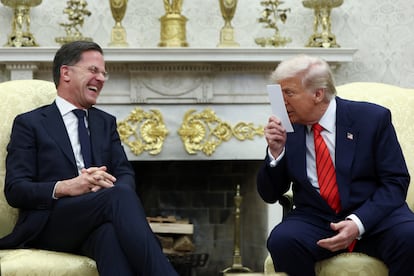 El presidente de EE UU, Donald Trump (a la izquierda), en su reunión con el secretario general de la OTAN, Mark Rutte, en el Despacho Oval.