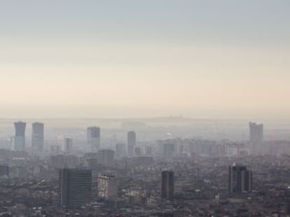 Una boirina de contaminació cobreix Barcelona, ahir.