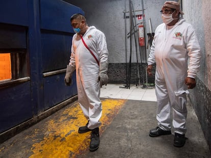 Trabajadores de un crematorio en México.