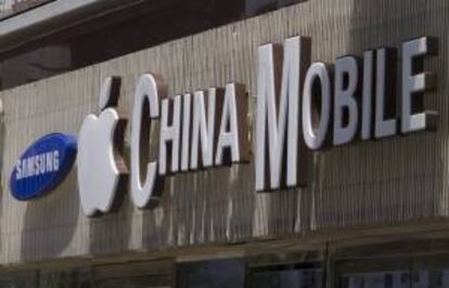 China Mobile, con más de 700 millones de clientes, es la principal compañía de telecomunicaciones del gigante asiático, y a partir del 17 de enero ofrecerá en sus tiendas los modelos de Apple. EFE/Archivo