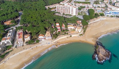 Antiguo camping de Bellafosca, en Palamós (Girona), donde se van a edificar 12 casas unifamiliares. Se puede ver cómo en varias zonas no se respetan los 100 metros del dominio público.