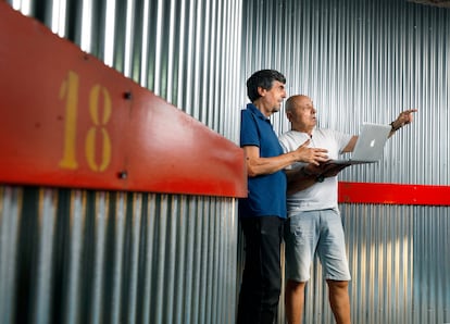 Luis Bengochea y Esteban Sánchez, en el centro de mayores de Arroyomolinos (Madrid).