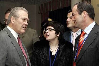 Donald Rumsfeld (izquierda) conversa con el ministro José Bono a través de una intérprete.